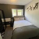 Letzi Premium Cozy Retreat Private En-Suite Rooms, Wembley