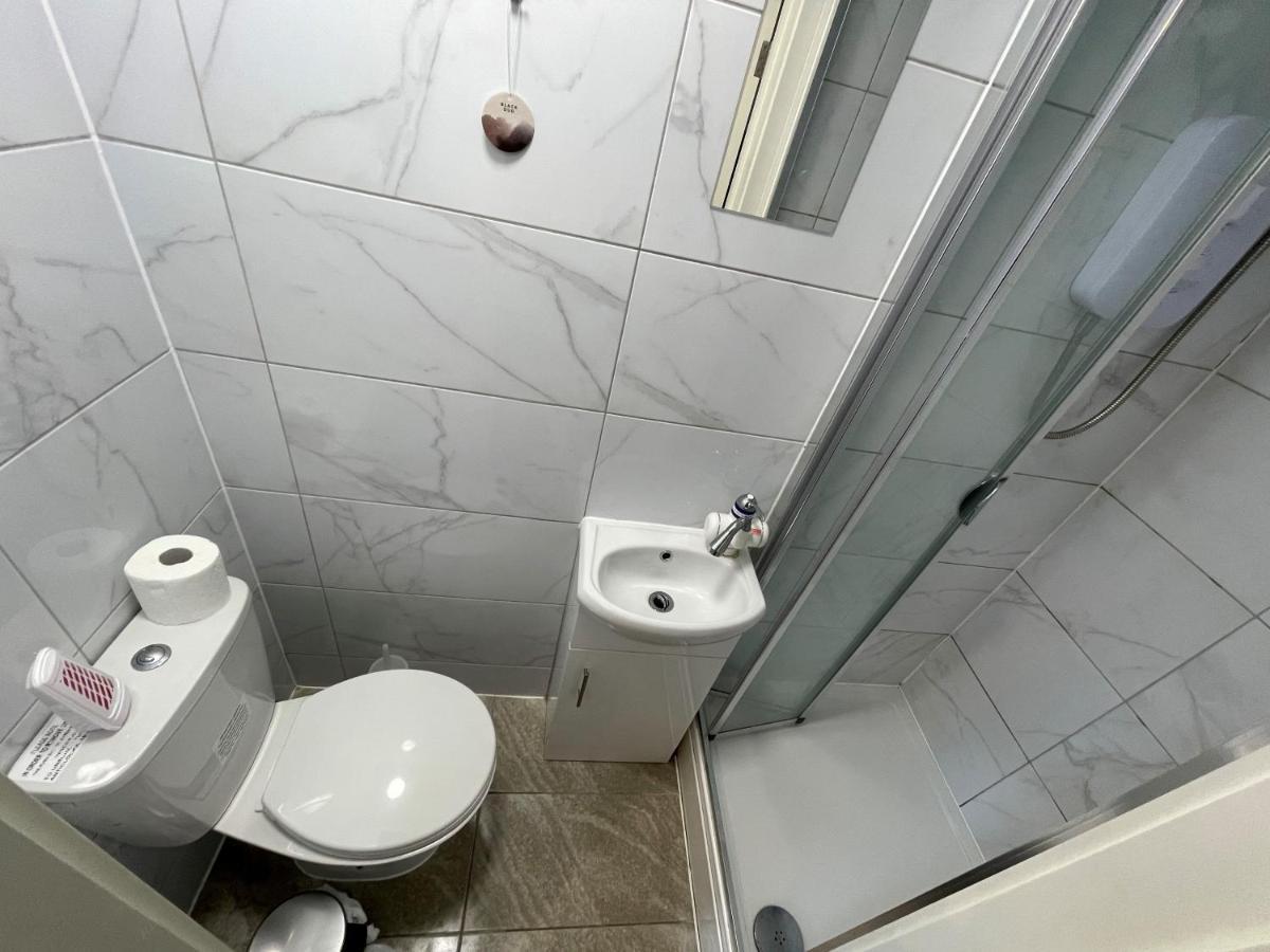Letzi Premium Cozy Retreat Private En-suite Rooms, Wembley *