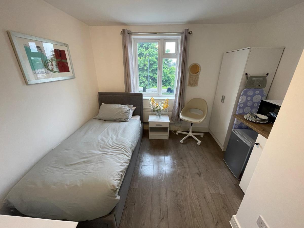 Letzi Premium Cozy Retreat Private En-suite Rooms, Wembley