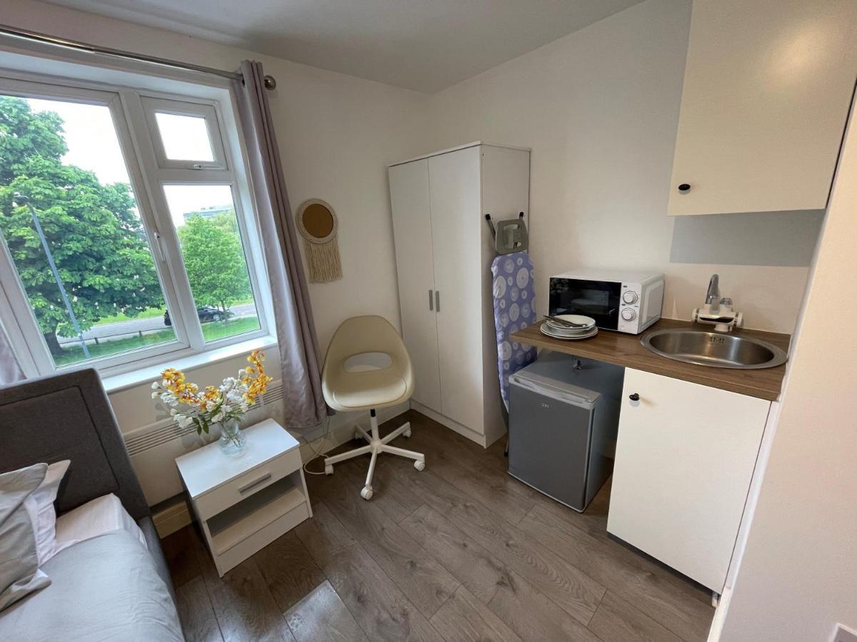 Letzi Premium Cozy Retreat Private En-suite Rooms, Wembley London