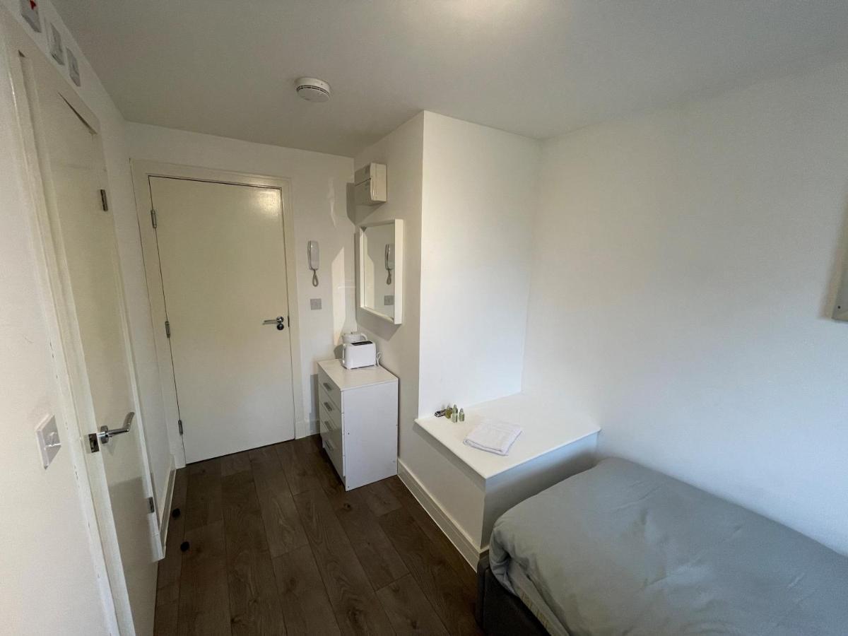 Letzi Premium Cozy Retreat Private En-suite Rooms, Wembley London