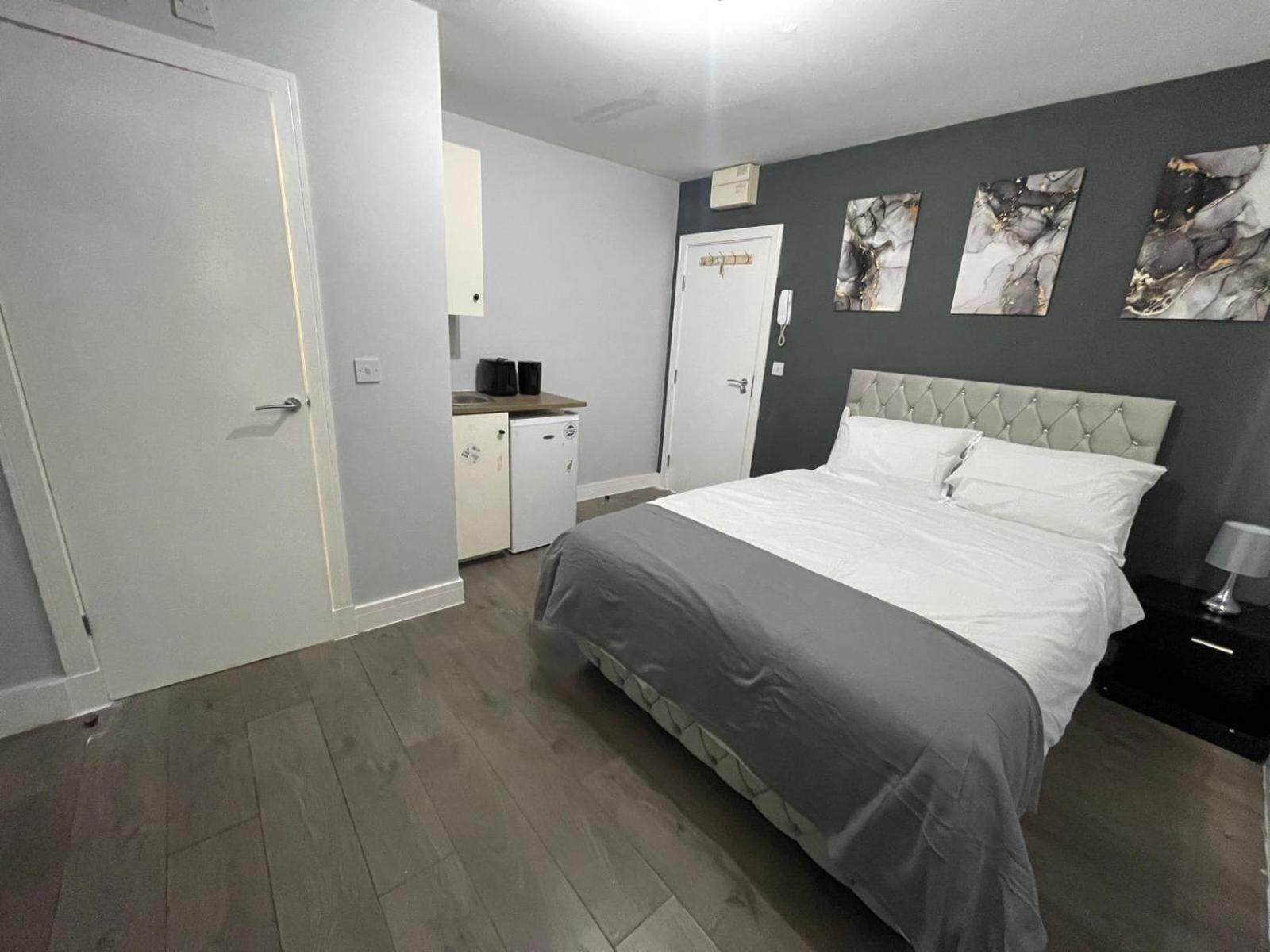 Letzi Premium Cozy Retreat Private En-suite Rooms, Wembley *