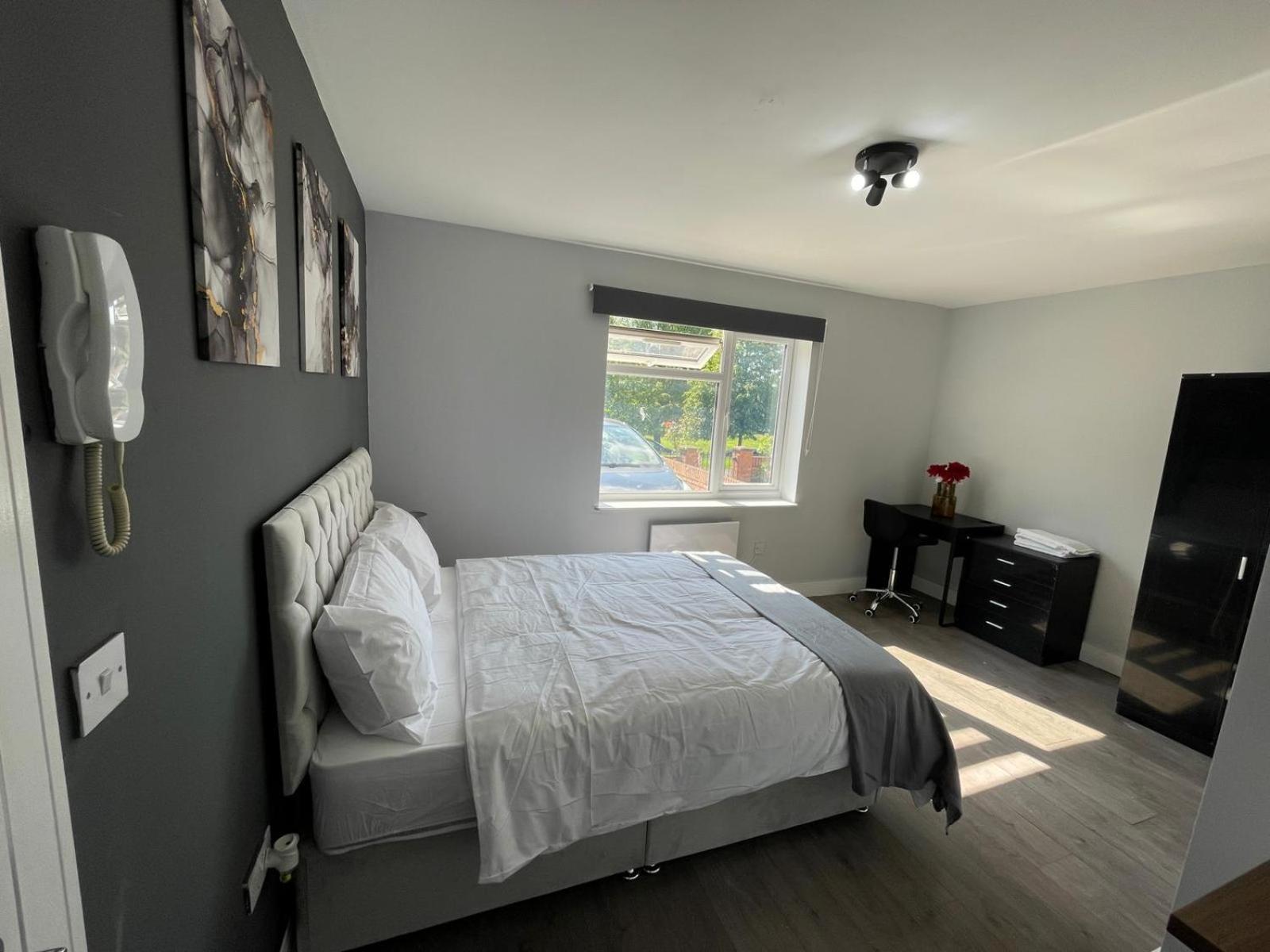 Letzi Premium Cozy Retreat Private En-suite Rooms, Wembley Homestay