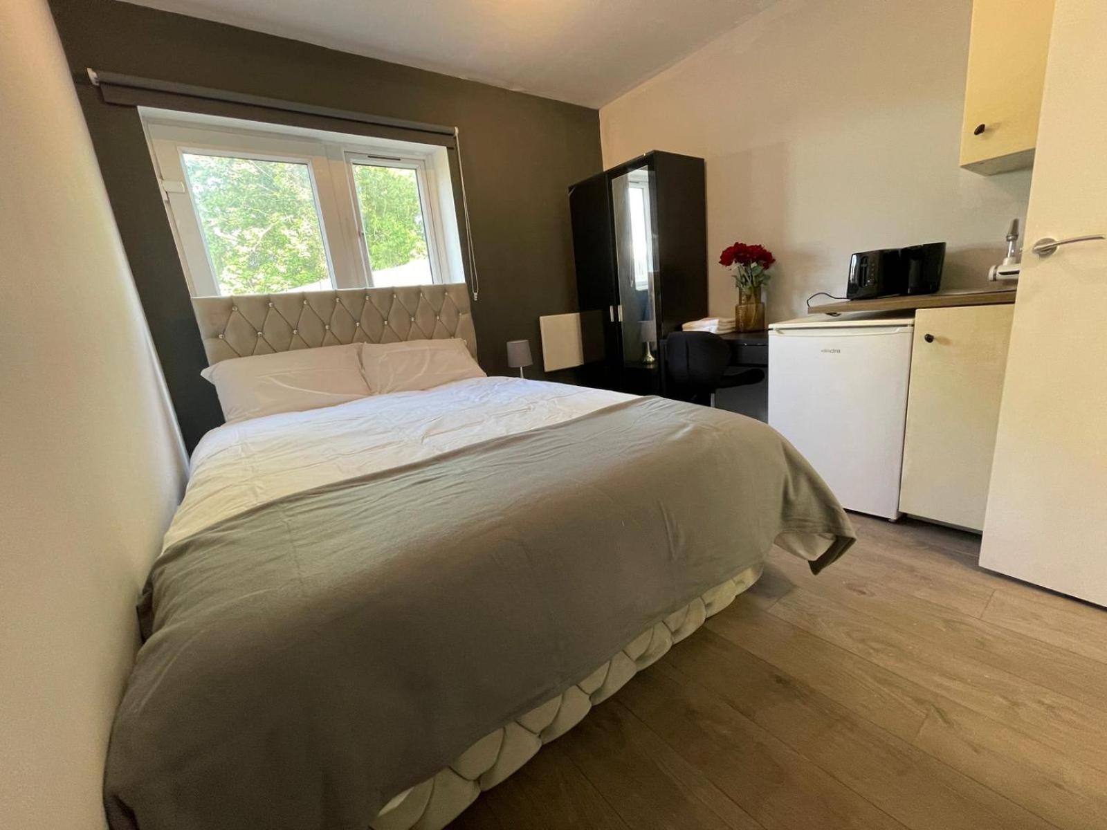 Letzi Premium Cozy Retreat Private En-suite Rooms, Wembley Homestay London