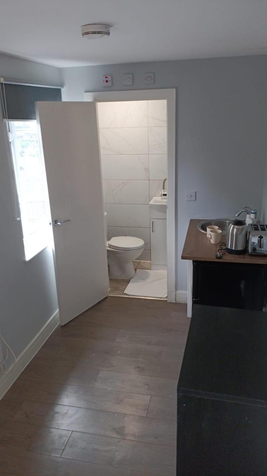 Letzi Premium Cozy Retreat Private En-suite Rooms, Wembley * London