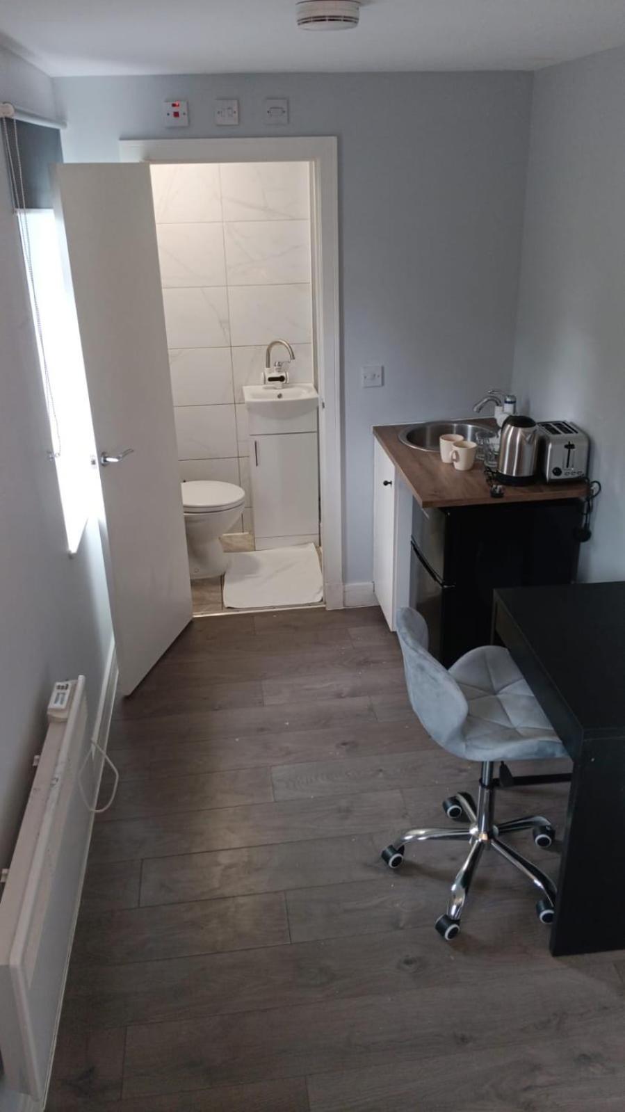Homestay Letzi Premium Cozy Retreat Private En-suite Rooms, Wembley *